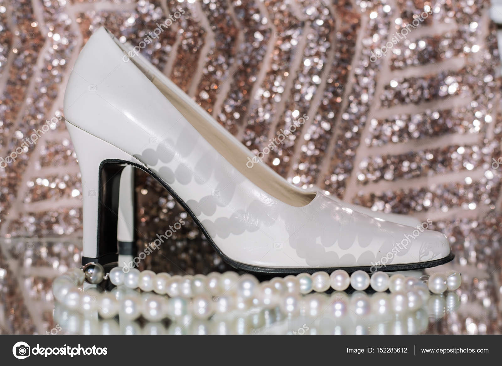 Super Schoonheid van bruiloft accessoires. Witte schoenen met parels ZC-08
