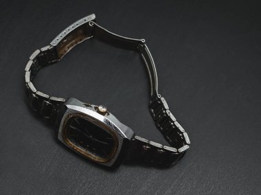 ahşap arka plan üzerinde eski erkek kol saatleri