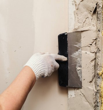 İşçi çalışma kılavuzu ile birlikte bir ev içinde araçları sıvama duvar