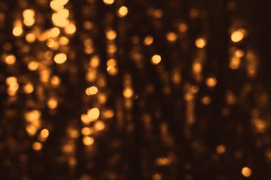 Doğal bokeh ve parlak altın ışıklarla şenlikli arka plan