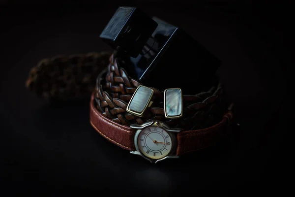 Elegantes accesorios masculinos. Reloj con perfume, cinturón y puño —  Fotos de Stock