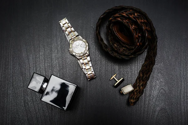 Stijlvolle mannelijke accessoires. Horloge met riem en manchet — Stockfoto