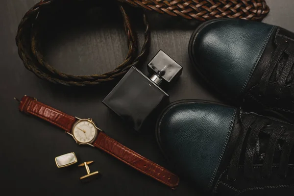 Accesorios de los hombres en la mesa de madera marrón —  Fotos de Stock