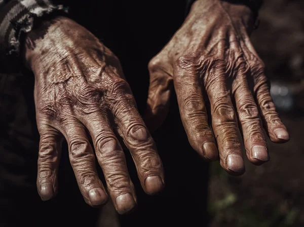 Primer plano de las manos arrugadas de un viejo hombre caucásico — Foto de Stock