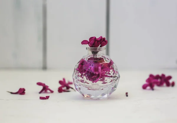 Frasco de perfume com flor rosa — Fotografia de Stock