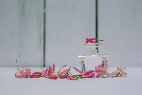 Botella de perfume con flor rosa — Foto de Stock