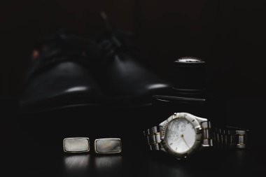 aksesuarlar mans. Saat ve parfüm ile ayakkabı 