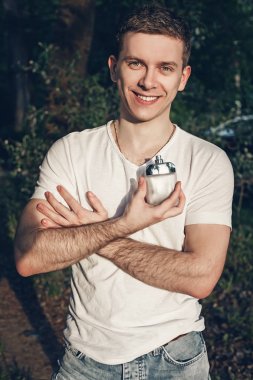 doğa arka plan üzerinde erkek parfüm ile genç adam