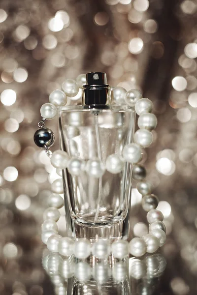Kobiece perfumy z białych pereł — Zdjęcie stockowe