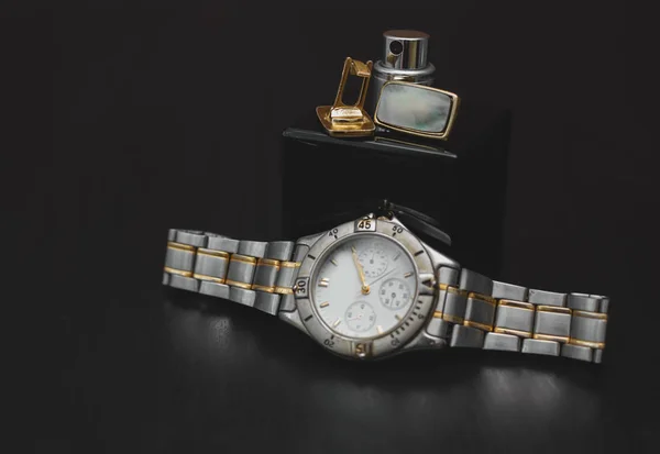 Mannen-accessoires. Parfum met manchet en horloge — Stockfoto