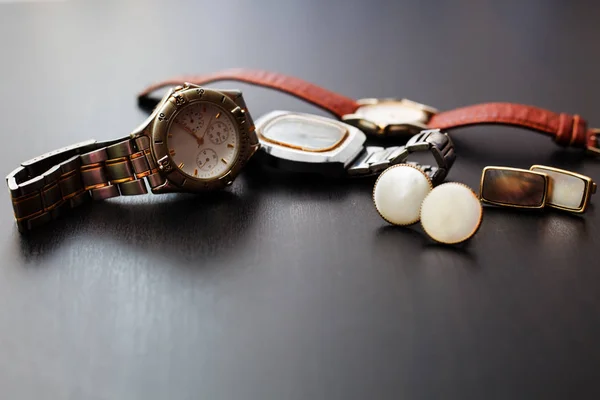 Accesorios para hombres. Brazalete y reloj en fondo de madera — Foto de Stock