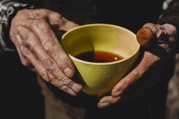 一杯のお茶と古い先輩の手 — ストック写真