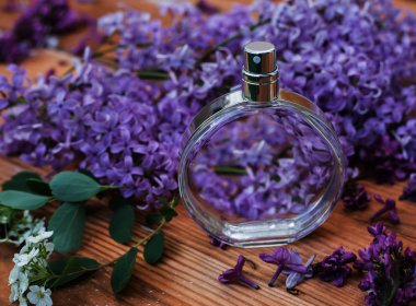 Eflatun çiçekler ile parfüm şişesi