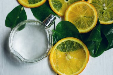 Parfüm şişeleri ve narenciye üzerinde güzel kompozisyonu 