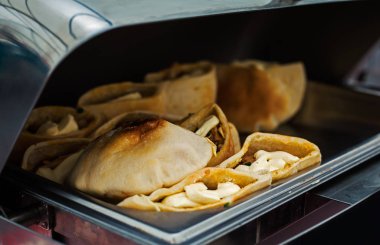 Sebze ve et büfe masada pide ekmek dolması