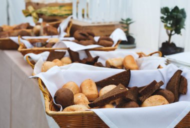 Basketful ciabatta ekmek büfesi masada