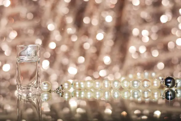 Parfum féminin avec des perles — Photo