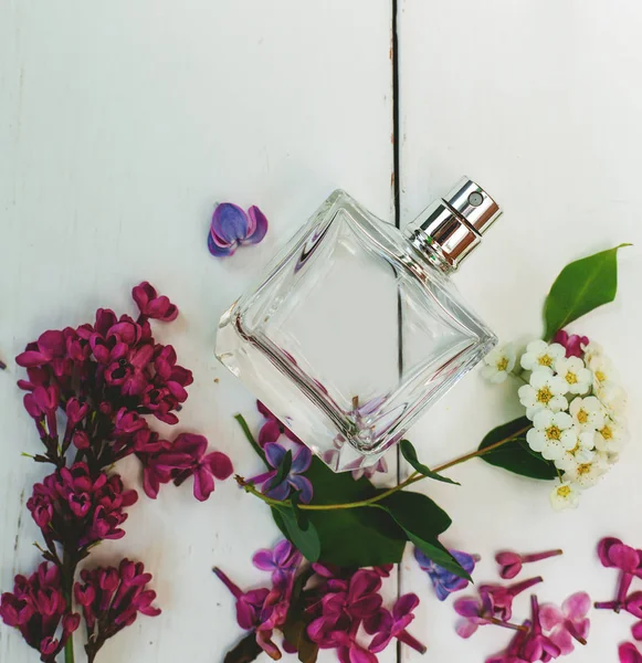 Frasco de perfume com flores lilás — Fotografia de Stock