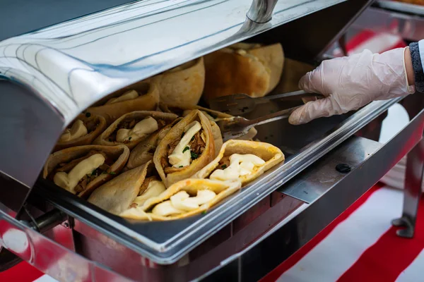 Pães Pitta recheados com legumes e carne à mesa do buffet — Fotografia de Stock