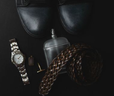 erkek aksesuarlar. Parfüm, izle ve kol ile ayakkabı