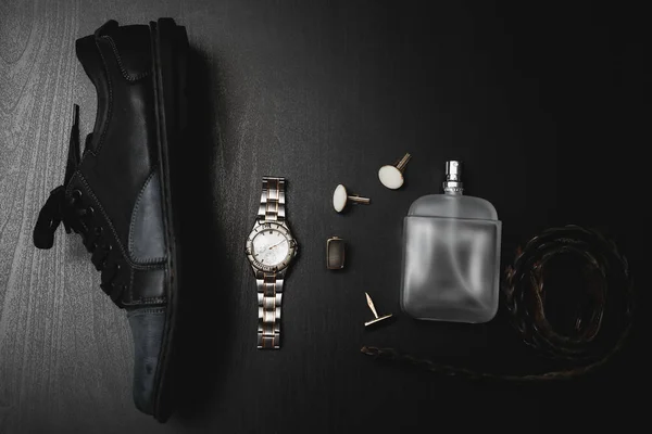 Mannen-accessoires. Schoenen met parfum, horloge en manchet — Stockfoto