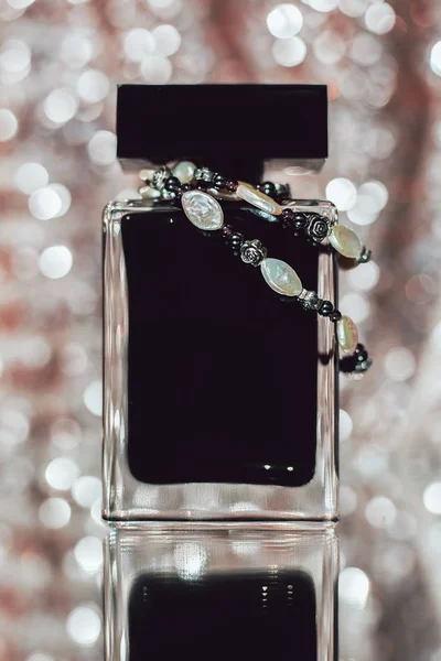 Butelka kobiece perfumy — Zdjęcie stockowe