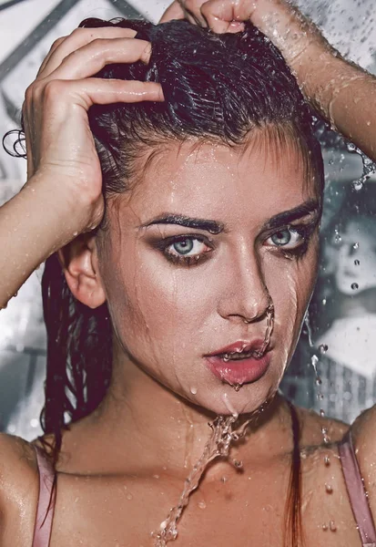 Porträt des nassen Mädchens unter der Dusche — Stockfoto