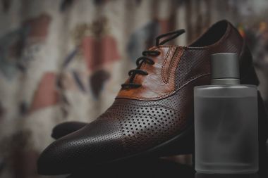 Erkek ayakkabıları ve parfüm