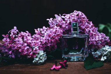 Eflatun çiçekler ile parfüm şişesi