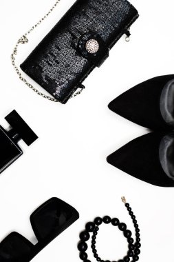 Şık kadın aksesuarları, çanta debriyaj, siyah ayakkabı, moda s