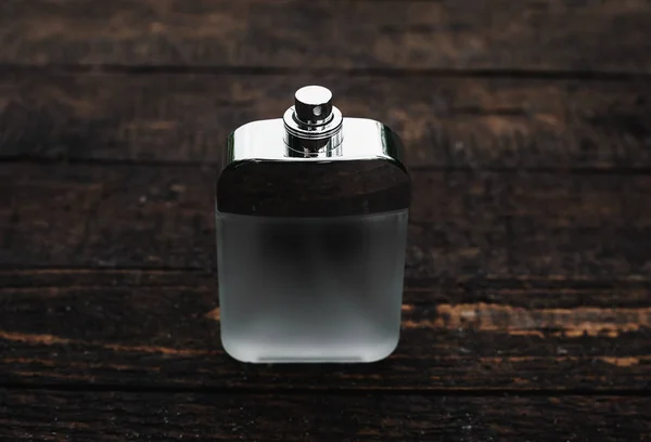 Чоловічі парфуми на дерев'яному фоні — стокове фото