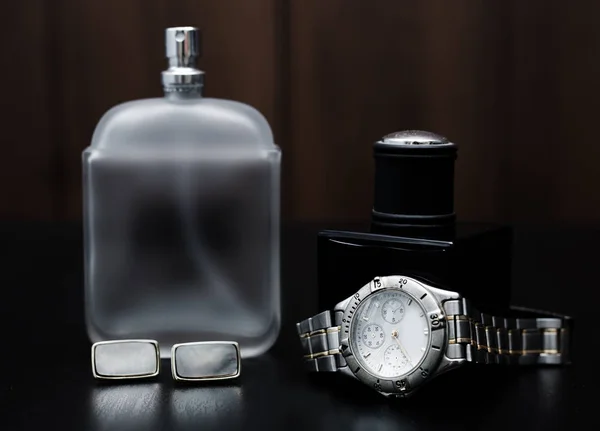 Perfume masculino e relógios em um fundo de madeira. Acessórios masculinos — Fotografia de Stock