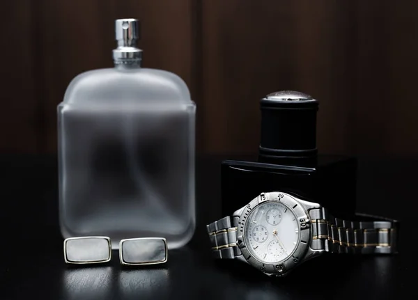 Profumo maschile e orologi su uno sfondo di legno. Accessori Uomo — Foto Stock