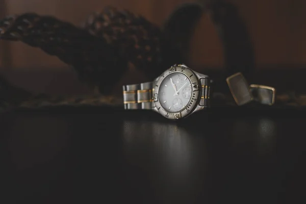 Аксессуары для мужчин: часы, манжеты и ремни — стоковое фото