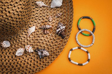 Beach hasır şapka ve kabukları