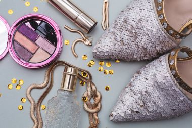 Temel kadın nesneleri gri arka plan üzerinde moda.