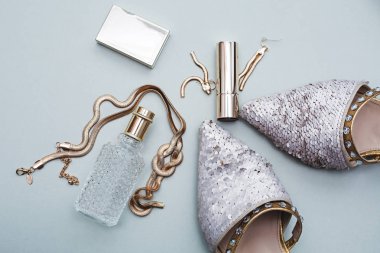 Çeşitli kadın aksesuarları kümesi. Makyaj ürünleri. yüksek topuk sh