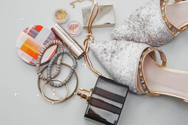 Kadın moda Giyim Aksesuarları ayarlayın. Temel moda Cosmet