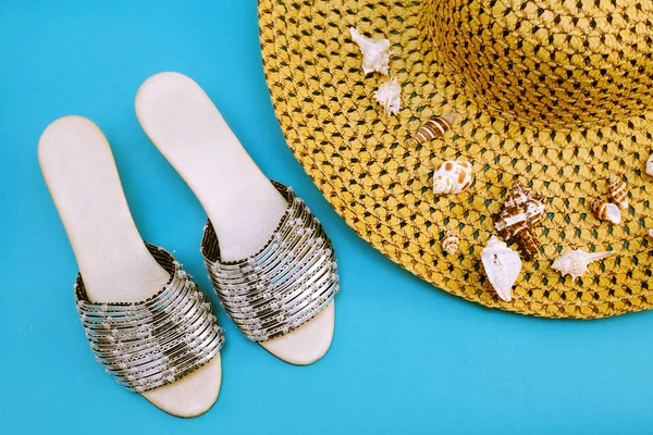 Plážovou obuv a slaměný klobouk — Stock fotografie