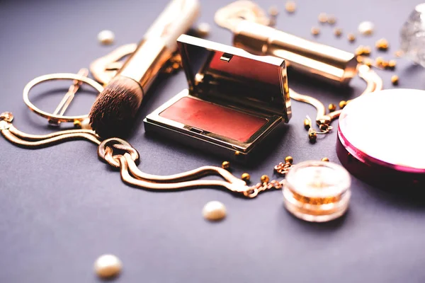 Cepillos y herramientas de maquillaje profesional, kit de productos de maquillaje —  Fotos de Stock