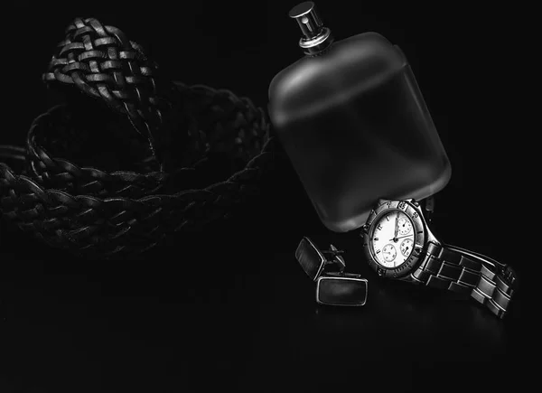 Accesorios para hombre. Reloj con perfume y puño — Foto de Stock