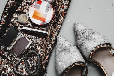 Temel kadın nesneleri gri arka plan üzerinde moda.