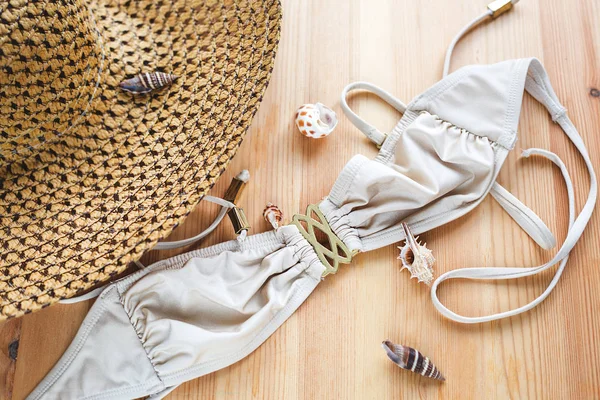 Plavky a straw hat dřevěné pozadí — Stock fotografie