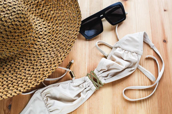 Letní doplňky. Slaměný klobouk s sluneční brýle s plavky — Stock fotografie