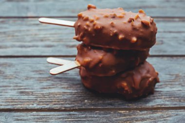 Dondurmanın içine çikolata sır ahşap arka plan