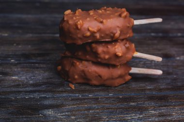 Dondurmanın içine çikolata sır ahşap arka plan