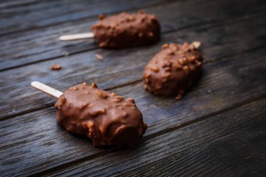 Dondurmanın içine çikolata sır ahşap arka plan