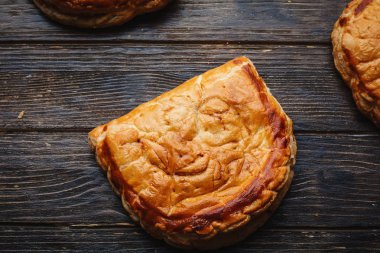 pasta kek. Geleneksel pişmiş pasta yemek rustik ahşap tablo b