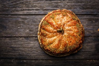 pasta kek. Geleneksel pişmiş pasta yemek rustik ahşap tablo b