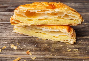 pasta kek. Geleneksel pişmiş pasta yemek rustik ahşap tablo b